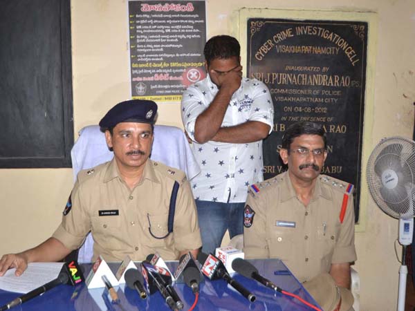Home guard thefts money in home at Visakhapatnam Home guard thefts money in home at Visakhapatnam
