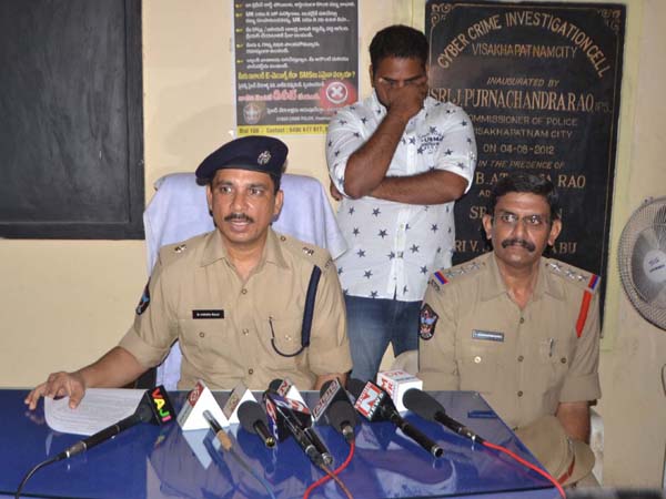 Home guard thefts money in home at Visakhapatnam Home guard thefts money in home at Visakhapatnam