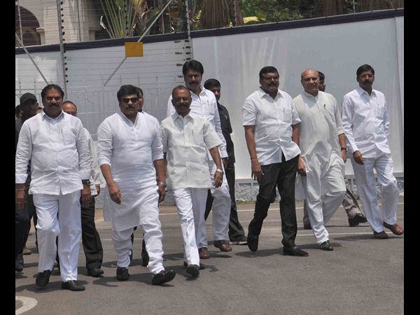 కాంగ్రెస్ నేతలు