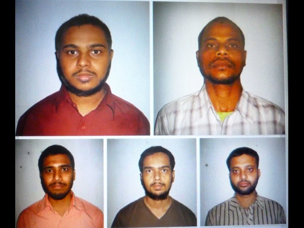 హైదరాబాద్ : గత వారం రోజులుగా తెలంగాణలో జరుగుతున్న పరిణామాలు కొత్త విషయాలను వెలుగులోకి తెస్తున్నాయి. ఏప్రిల్ 1వ తేదీ అర్థరాత్రి సూర్యాపేట కాల్పులు, ఆ తర్వాత జానకీపురం ఎదురుకాల్పులు, తాజాగా మంగళవారంనాడు జనగామ ఎన్‌కౌంటర్ వరుస పరిణామాలు ఉగ్రవాదుల వ్యూహాన్ని బయటపెడుతున్నట్లు భావిస్తున్నారు. సూర్యాపేట బస్టాండులో కాల్పులు జరిపి పారిపోయిన ఉగ్రవాదులు నల్లగొండ జిల్లాలోనే ఎందుకు ఉండిపోయారనే విషయంపై పోలీసులు ఆలోచన చేస్తున్నట్లు సమాచారం. వికారుద్దీన్ ముఠాను తప్పించడానికే ఉగ్రవాదులు నల్లగొండ జిల్లాలో ఉండిపోయారనే అనుమానాలు వ్యక్తమవుతున్నాయి. వికారుద్దీన్‌ను మంగళవారంనాడు వరంగల్ జైలు నుంచి హైదరాబాదుకు తరలిస్తారనే సమాచారం తెలిసిన ఉగ్రవాదాలు అతన్ని తప్పించడానికి పక్కా పథకం చేసి ఉంటారని అనుకుంటున్నారు. వరంగల్, నల్లగొండ జిల్లాల సరిహద్దుల్లో ఆలేరు వాగు ఉంటుంది. అక్కడ వికారుద్దీన్‌ను తీసుకు వస్తున్న పోలీసు వాహనంపై దాడి చేయాలనే పథకం రచించి ఉండవచ్చునని అనుమానిస్తున్నారు. వికారుద్దీన్ ముఠా మంగళవారంనాడు ఆ ప్రాంతంలోనే పోలీసులకు ఎదురు తిరగడానికి ప్రయత్నం చేయడం ఆ అనుమానాలకు తావు ఇస్తోందని అంటున్నారు. కాగా, వికారుద్దీన్‌తో పాటు ఇతర ఉగ్రవాదుల మృతదేహాలకు జనగామ ఆస్పత్రిలో పంచనామా చేశారు. ఈ పంచనామాలో పది మంది వైద్యులు, నలుగురు ఫోరెన్సిక్ నిపుణులు పాల్గొన్నారు. ఆ తర్వాత మృతదేహాలను వరంగల్‌లోని ఎంజిఎంకు తరలించారు. అక్కడ ఆ మృతదేహాలకు పోస్టుమార్టం నిర్వహిస్తారు. నలుగురిని పొట్టన పెట్టుకున్న ఉగ్రవాదులు ఉగ్రవాదుల చేతుల్లో మరణించిన పోలీసుల సంఖ్య నాలుగుకు చేరుకుంది. ఎస్సై సిద్ధయ్య మంగళవారం సాయంత్రం కన్నుమూశారు. దీంతో తెలంగాణలోని నల్లగొండ జిల్లాలో జరిగిన రెండు ఘటనల్లో నలుగురు పోలీసులు మరణించారు. జానకీపురం ఎదురుకాల్పుల ఘటనలో కానిస్టేబుల్ నాగరాజు అక్కడికక్కడే మరణించగా, ఎస్సై సిద్దయ్య తీవ్రంగా గాయపడి ఆస్పత్రిలో చికిత్స పొందుతు మంగళవారం మరణించారు. ఈ ఘటనలో రామన్నపేట సిఐ బాలగంగిరెడ్డి కూడా గాయపడ్డారు. ఈ ఎదురుకాల్పుల్లో ఇద్దరు ఉగ్రవాదులు హతమయ్యారు. కాగా ఏప్రిల్ 1వ తేదీన సూర్యాపేటలోని హైటెక్ బస్టాండులో ఉగ్రవాదులు జరిపిన కాల్పుల్లో కానిస్టేబుల్ లింగయ్య, హోంగార్డు మహేశ్ మరణించారు. సిఐ మొగిలయ్య, హోంగార్డు కిశోర్ గాయపడ్డారు.