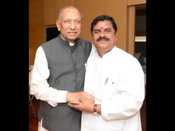 విశాఖకు వెల్లువెత్తుతున్న వీఐపీలు