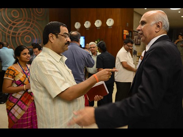 విశాఖకు వెల్లువెత్తుతున్న వీఐపీలు