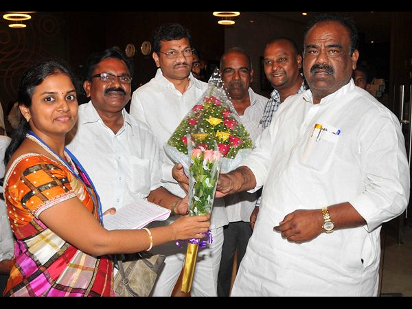 విశాఖకు వెల్లువెత్తుతున్న వీఐపీలు