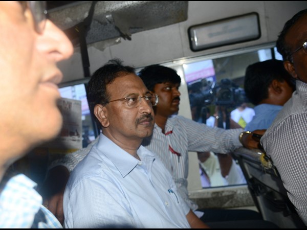 జైలుకు రాజు ఇలా..