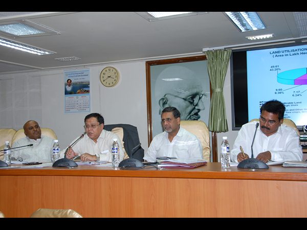 నీతి ఆయోగ్ సభ్యులతో సీఎం కేసీఆర్ భేటీ 