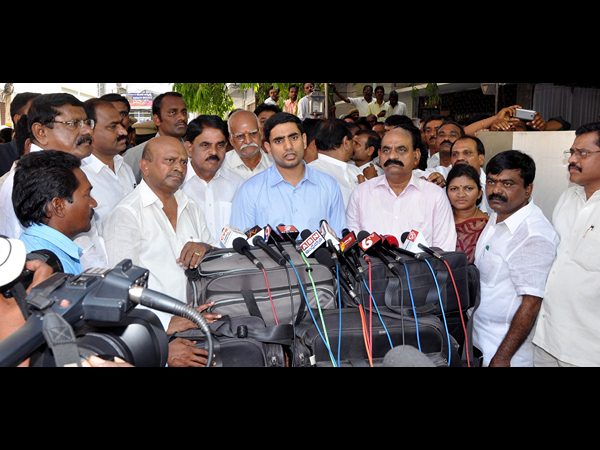 లోకేష్ నివాళి