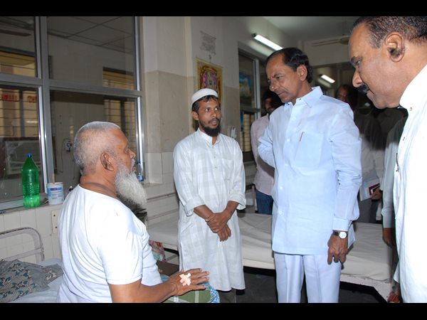 పారిశుధ్యంలోపంపై వైద్యులను మందలించిన కేసీఆర్ పారిశుధ్యంలోపంపై వైద్యులను మందలించిన కేసీఆర్