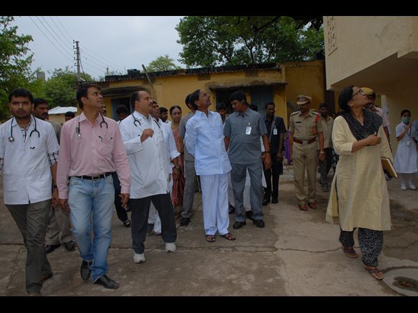 పారిశుధ్యంలోపంపై వైద్యులను మందలించిన కేసీఆర్ పారిశుధ్యంలోపంపై వైద్యులను మందలించిన కేసీఆర్