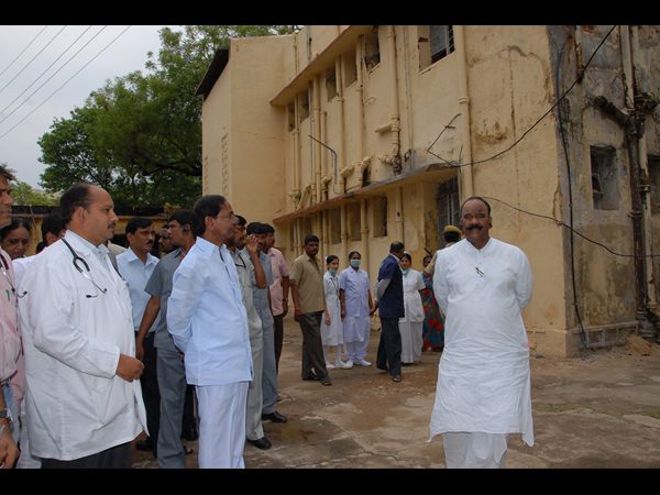 పారిశుధ్యంలోపంపై వైద్యులను మందలించిన కేసీఆర్ పారిశుధ్యంలోపంపై వైద్యులను మందలించిన కేసీఆర్