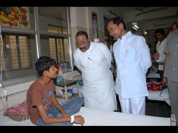 పారిశుధ్యంలోపంపై వైద్యులను మందలించిన కేసీఆర్ పారిశుధ్యంలోపంపై వైద్యులను మందలించిన కేసీఆర్