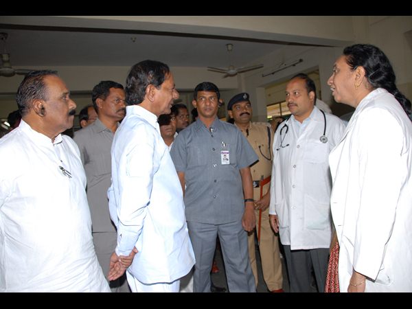 పారిశుధ్యంలోపంపై వైద్యులను మందలించిన కేసీఆర్ పారిశుధ్యంలోపంపై వైద్యులను మందలించిన కేసీఆర్