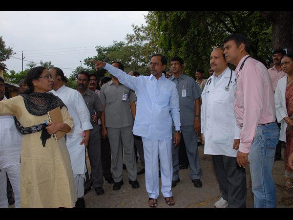 పారిశుధ్యంలోపంపై వైద్యులను మందలించిన కేసీఆర్ పారిశుధ్యంలోపంపై వైద్యులను మందలించిన కేసీఆర్