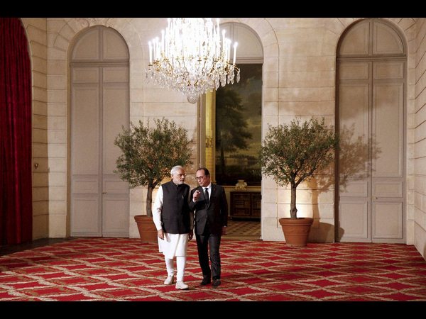 ముగిసిన మోడీ ఫ్రాన్స్ పర్యటన, అధ్యక్షుడికి అరుదైన కానుక ముగిసిన మోడీ ఫ్రాన్స్ పర్యటన, అధ్యక్షుడికి అరుదైన కానుక