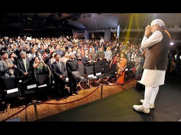 ముగిసిన మోడీ ఫ్రాన్స్ పర్యటన, అధ్యక్షుడికి అరుదైన కానుక ముగిసిన మోడీ ఫ్రాన్స్ పర్యటన, అధ్యక్షుడికి అరుదైన కానుక