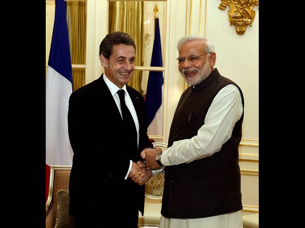ముగిసిన మోడీ ఫ్రాన్స్ పర్యటన, అధ్యక్షుడికి అరుదైన కానుక ముగిసిన మోడీ ఫ్రాన్స్ పర్యటన, అధ్యక్షుడికి అరుదైన కానుక