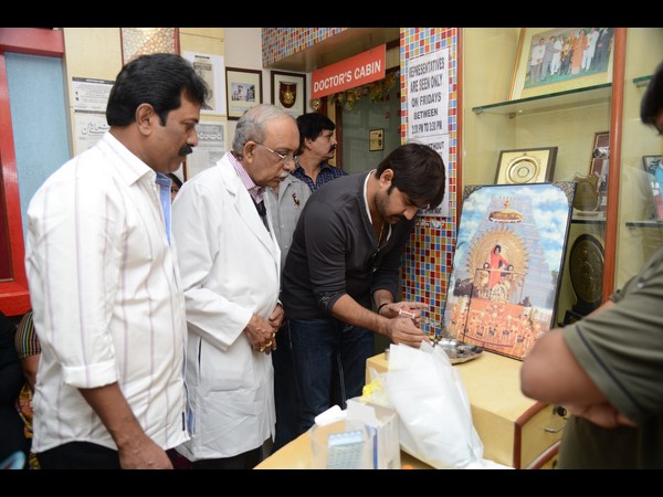  హీరో శ్రీకాంత్ చేతుల మీదగా ఉమేష్ చంద్ర హార్ట్ క్యాంప్ SIV_5776.JPG 