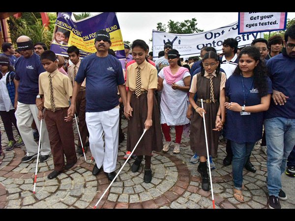 వాక్ ఇన్ ది డార్క్