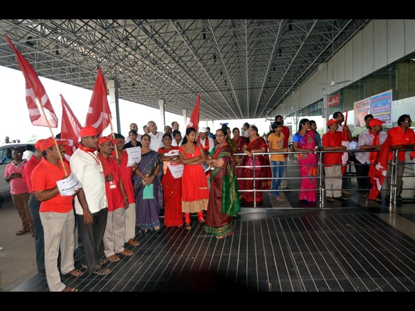 సీపీఎం జాతీయ మహాసభలకు తరలివస్తున్న నేతలు 