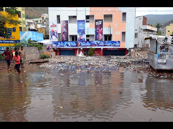 విశాఖలో భారీ వర్షం