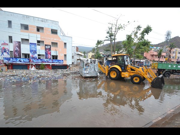 విశాఖలో భారీ వర్షం