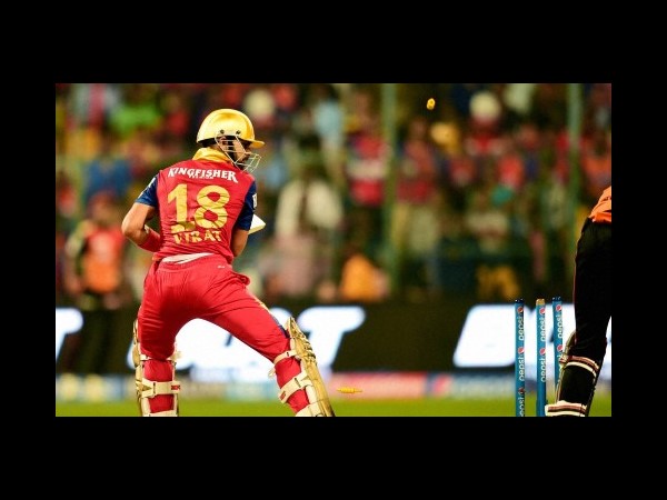 రవి బొపారా బౌలింగులో...