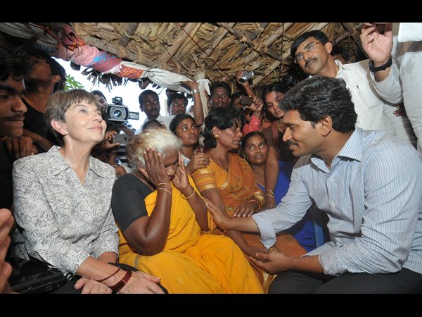 కుటుంబానికి పరామర్శ