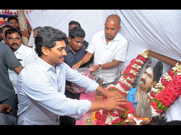 మస్తాన్ బాబుకు నివాళి