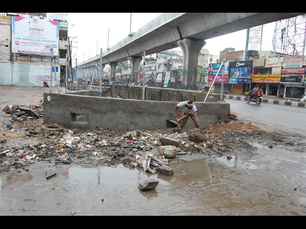 రోడ్లపై నీరు..