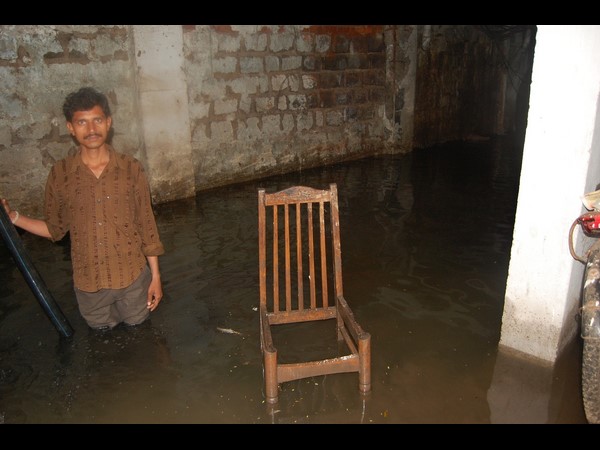 మోకాలు లోతు నీరు...