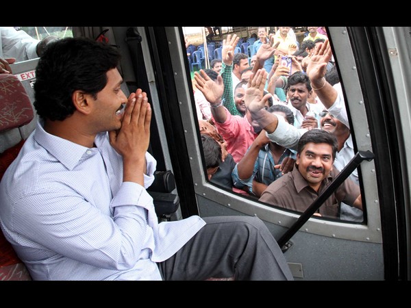 ప్రాజెక్టుల బస్సు యాత్ర