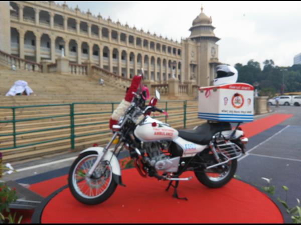 బైక్ ఆంబులెన్స్ లు ప్రారంభించిన సిద్దరామయ్య