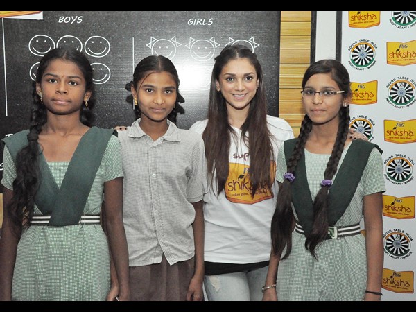  నగరంలో బాలీవుడ్ నటి అదితి రావు సందడి 