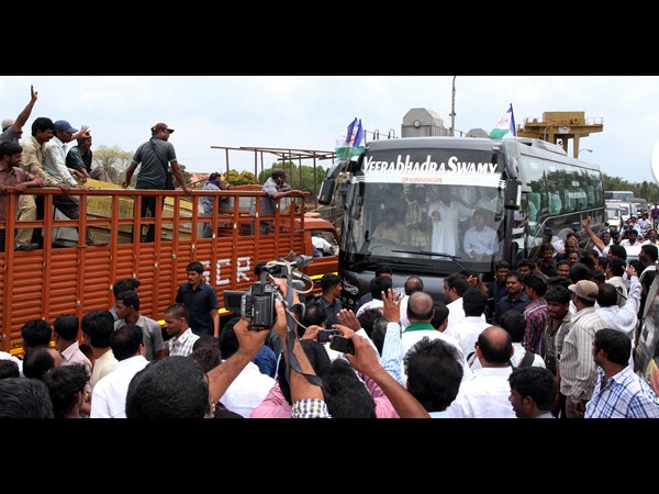 జగన్ బస్సు యాత్ర