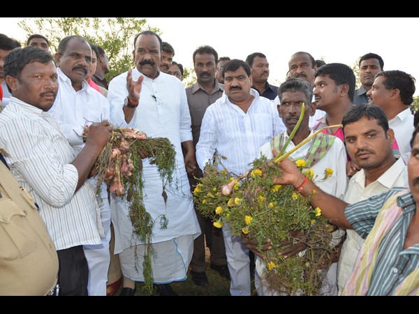 అధైర్యం వద్దు, ప్రభుత్వం ఆదుకుంటుంది: నాయిని