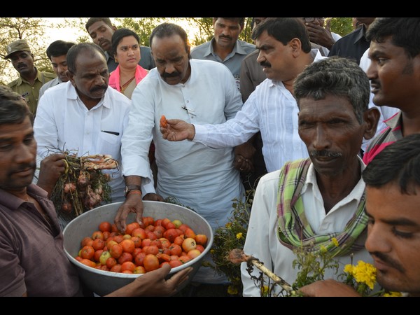 అధైర్యం వద్దు, ప్రభుత్వం ఆదుకుంటుంది: నాయిని