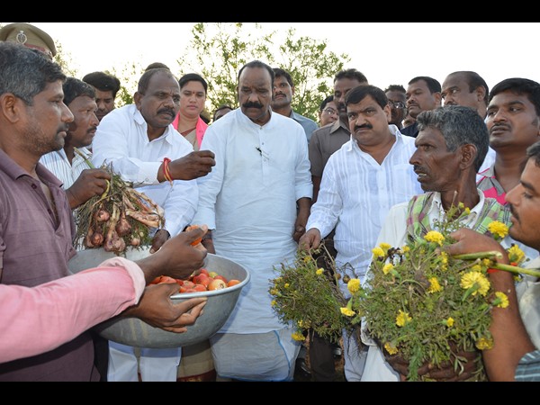 అధైర్యం వద్దు, ప్రభుత్వం ఆదుకుంటుంది: నాయిని