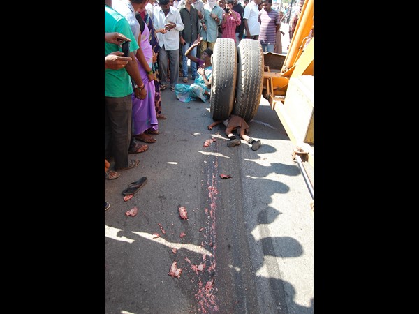 ఆటోలో వచ్చి ఇలా..