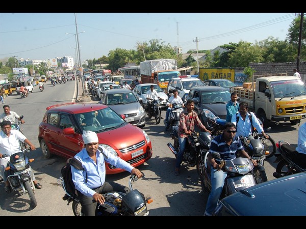 ఆలస్యంగా పోలీసులు..