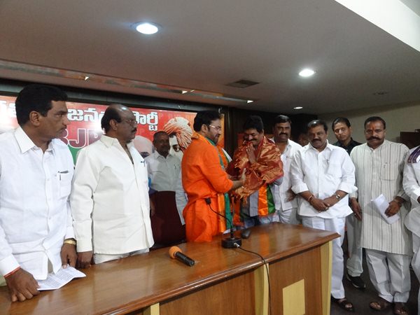 శివాజీ రాజాకు బీజేపీ సన్మానం