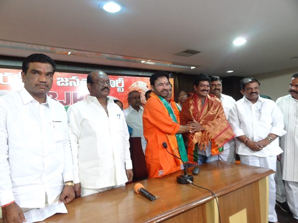 శివాజీ రాజాకు బీజేపీ సన్మానం