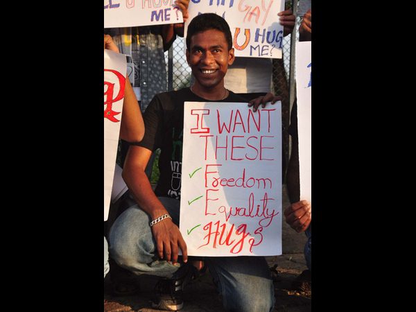 నెక్లెస్ రోడ్డులో 'గే'ల ప్రదర్శన నెక్లెస్ రోడ్డులో 'గే'ల ప్రదర్శన