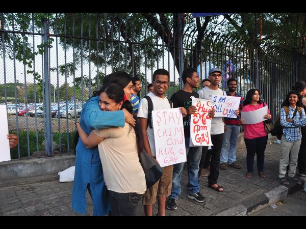 నెక్లెస్ రోడ్డులో 'గే'ల ప్రదర్శన నెక్లెస్ రోడ్డులో 'గే'ల ప్రదర్శన