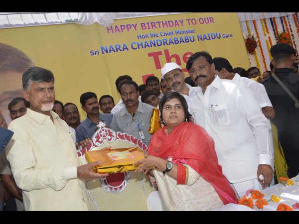  ఎన్టీఆర్ స్పూర్తితో నేనూ తెలుగుజాతి చరిత్రలో నిలిపోవాలని: బాబు 