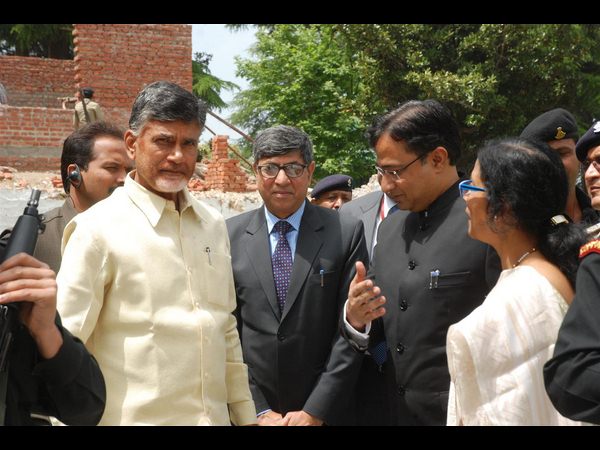 నా విజయం వెనకుంది ఐఏఎస్లే: బాబు నా విజయం వెనకుంది ఐఏఎస్లే: బాబు
