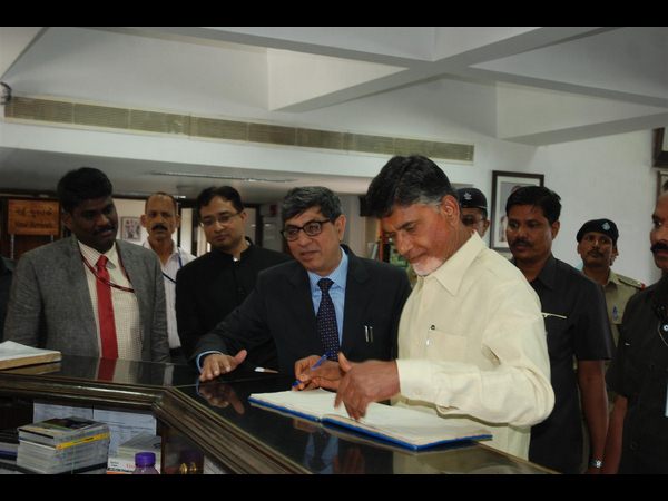 నా విజయం వెనకుంది ఐఏఎస్లే: బాబు నా విజయం వెనకుంది ఐఏఎస్లే: బాబు