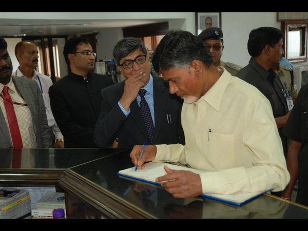 నా విజయం వెనకుంది ఐఏఎస్లే: బాబు నా విజయం వెనకుంది ఐఏఎస్లే: బాబు