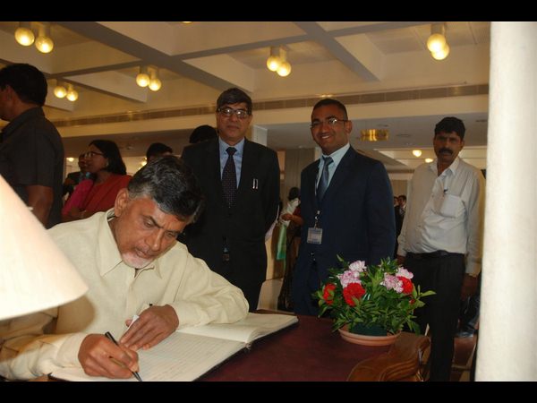 నా విజయం వెనకుంది ఐఏఎస్లే: బాబు నా విజయం వెనకుంది ఐఏఎస్లే: బాబు