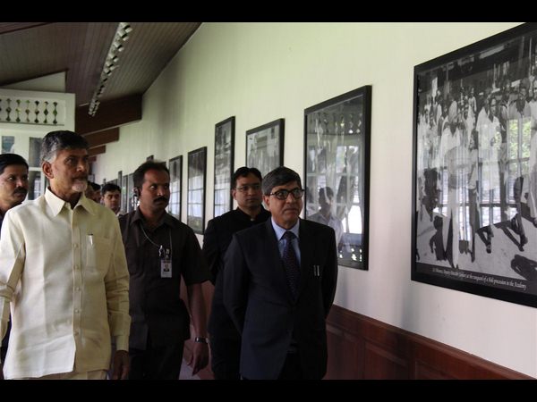 నా విజయం వెనకుంది ఐఏఎస్లే: బాబు నా విజయం వెనకుంది ఐఏఎస్లే: బాబు