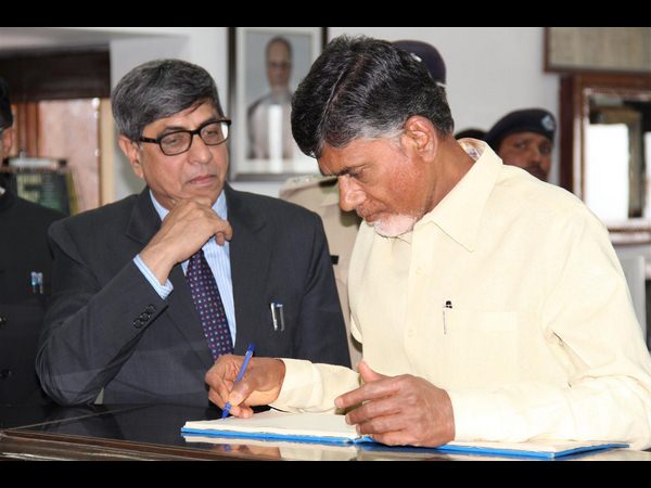 నా విజయం వెనకుంది ఐఏఎస్లే: బాబు నా విజయం వెనకుంది ఐఏఎస్లే: బాబు