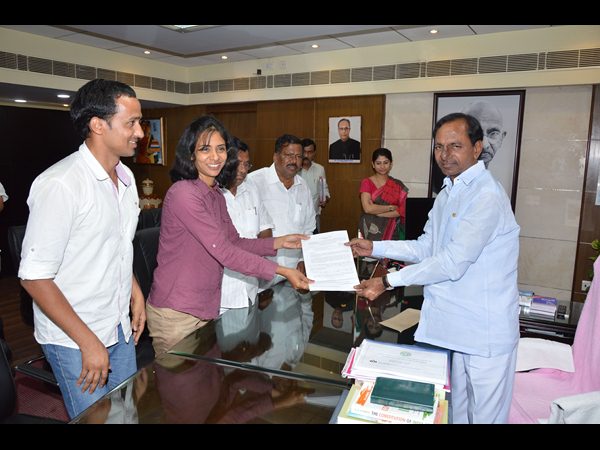  కేసీఆర్‌తో వాల్‌మార్ట్‌, ట్రైనీ పైలెట్‌కు 25 లక్షలు 